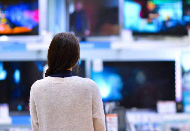 Vai comprar uma televisão nova? Dicas para não se endividar e manter o orçamento no controle
