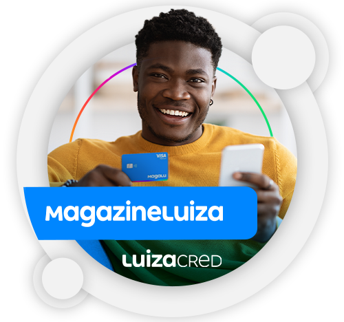 Jovem negro sorrindo, de camiseta amarela, com traja a frente dele escrito Magazine Luíza e LuizaCred. 