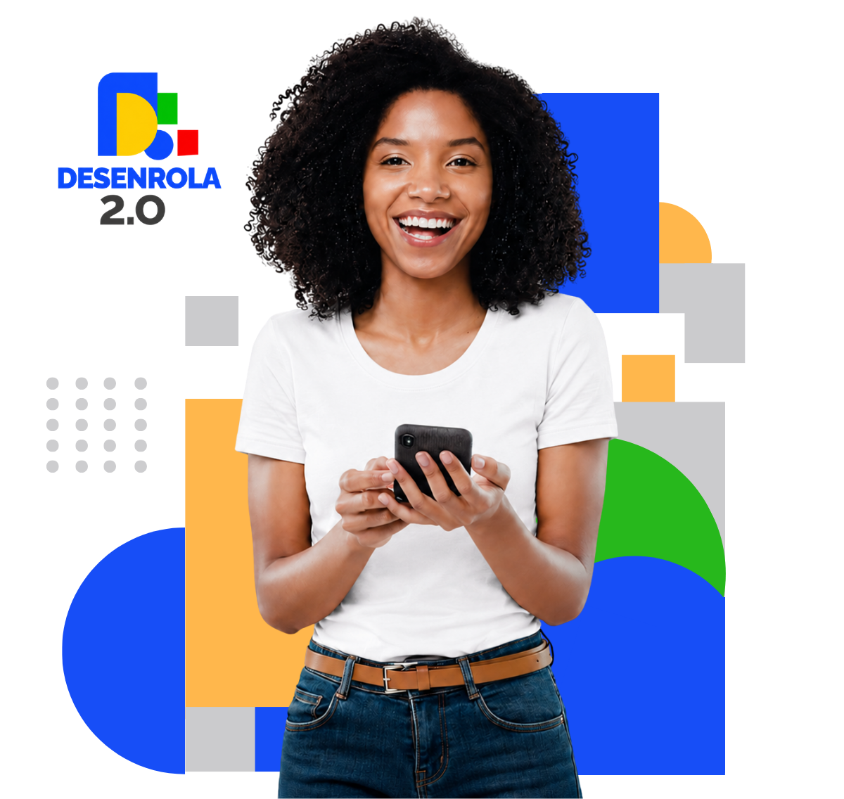 mulher feliz sorrindo com um celular na mão