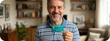 Banner de um homem feliz segurando um cartão da Quero Crédito